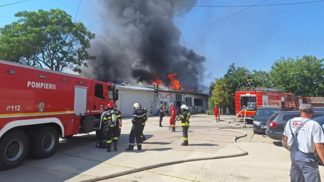 Două persoane intoxicate cu fum într-un incendiu la un service auto