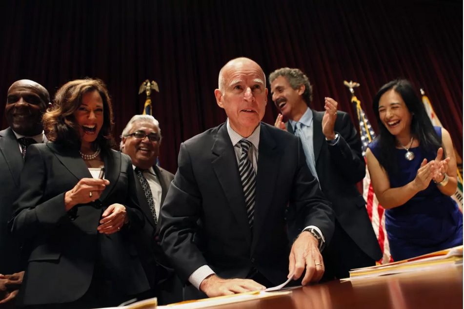 Kamala Harris cu guvernatorul Jerry Brown în 2012 (Patrick T. Fallon / For The Times)