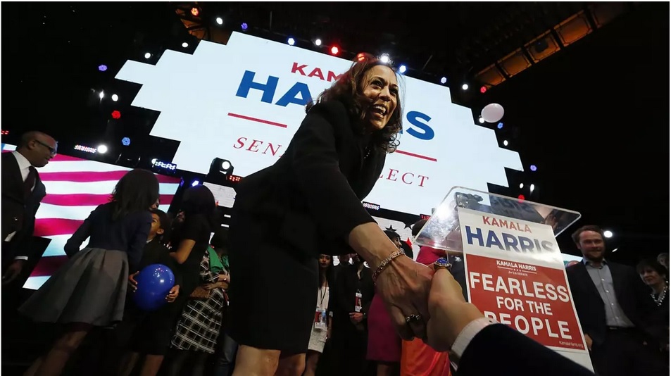 Kamala Harris salută susținătorii în noaptea alegerilor după ce și-a câștigat cursa pentru Senatul SUA în 2016 (Barbara Davidson / Los Angeles Times)
