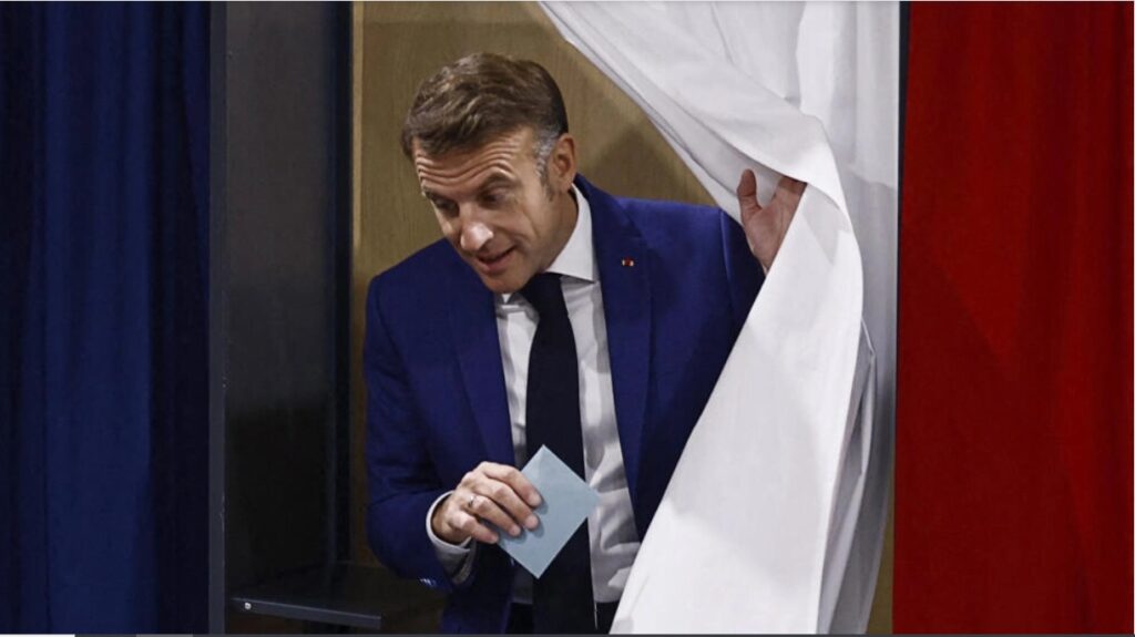 Președintele Emmanuel Macron părăsește cabina de vot înainte de a-și exprima votul la alegerile anticipate din Franța din Le Touquet, nordul Franței, pe 30 iunie 2024. (FOTO:  Yara Nardi, AFP)
