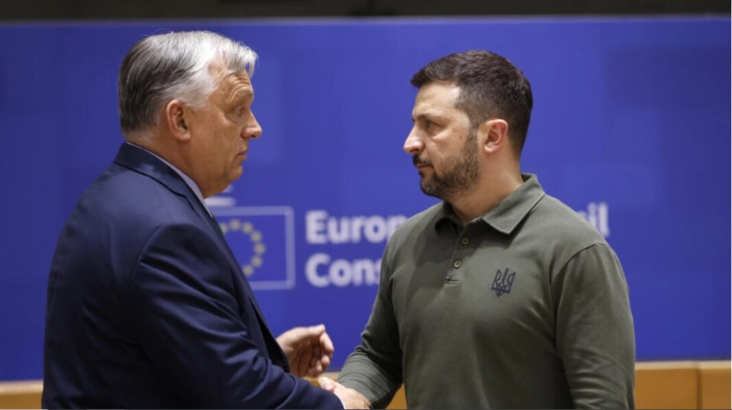 Prim-ministrul Ungariei Viktor Orban, stânga, vorbește cu președintele Ucrainei Volodymyr Zelensky în timpul unei mese rotunde la un summit UE de la Bruxelles, joi, 27 iunie 2024
