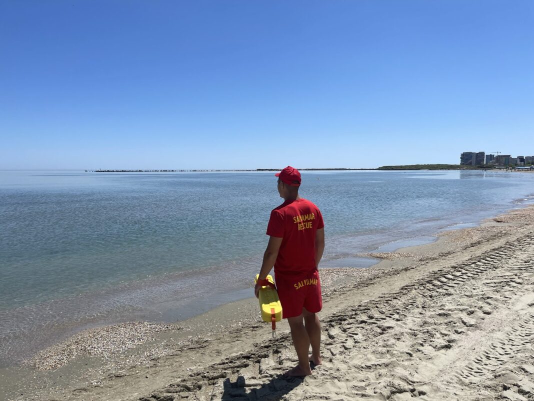 Un tânăr s-a înecat în staţiunea Neptun. O fată a fost salvată de la înec de cei care îl căutau pe băiat