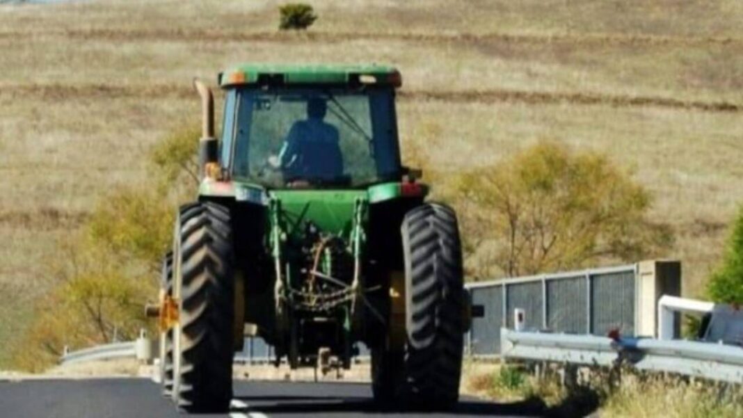 Bărbat din Tismana, prins când conducea un tractor neînmatriculat şi fără permis