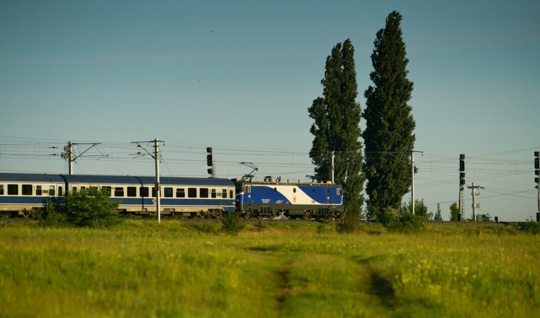 Trenul IR 348 Arad – Craiova – București Nord, blocat în câmp, între două staţii din judeţul Olt