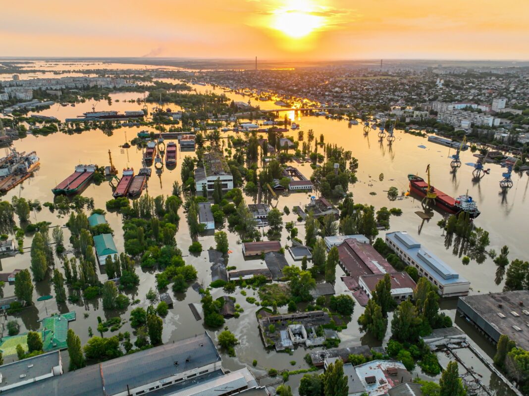 Cum poluează, pe termen lung, războiul din Ucraina apele, aerul şi solul din România