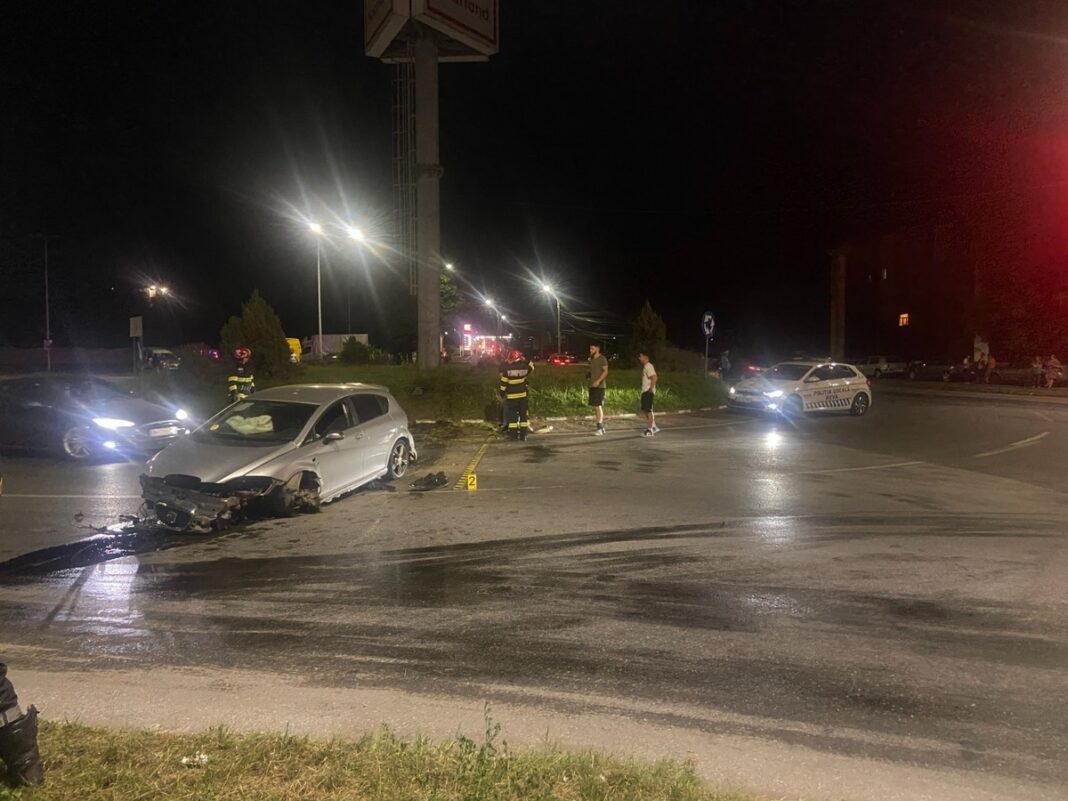 Trei răniţi, după ce o maşină a trecut peste scuarul dintr-un sens giratoriu şi s-a lovit cu alt autoturism