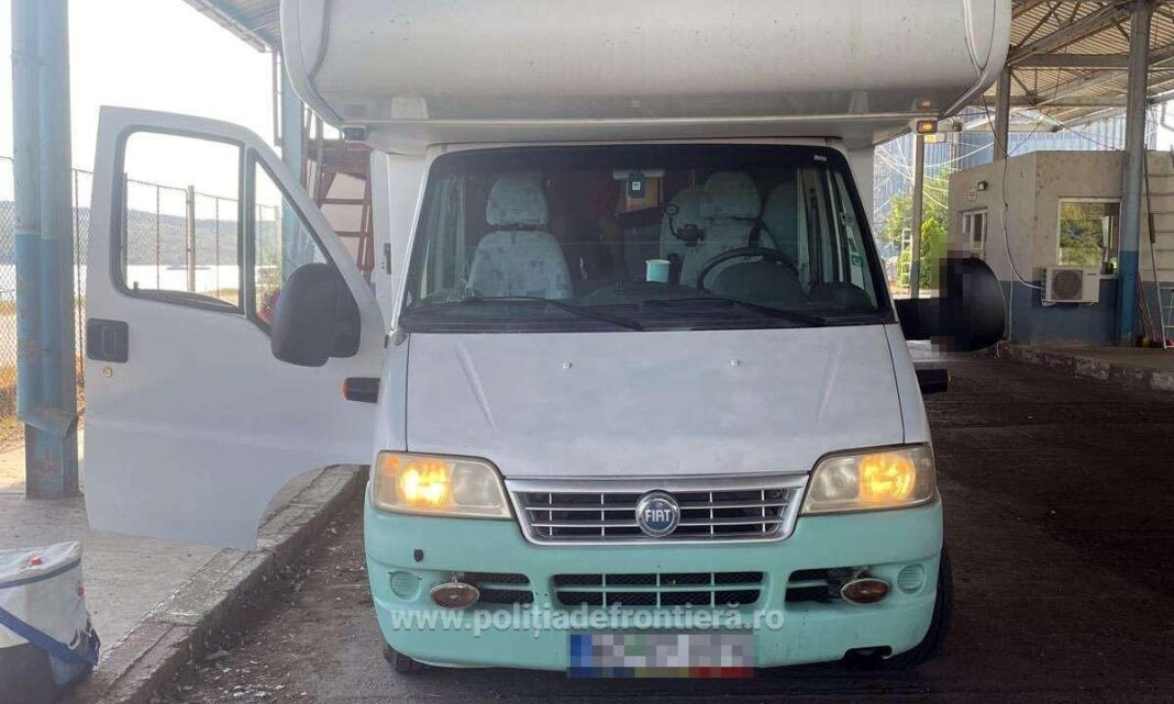 Un autoturism de lux și o autorulotă, căutate de autorități, descoperite la frontieră