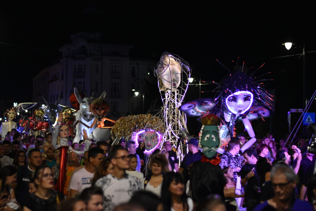 Se închide circulaţia în Craiova pentru desfăşurarea „Puppets Occupy Street”