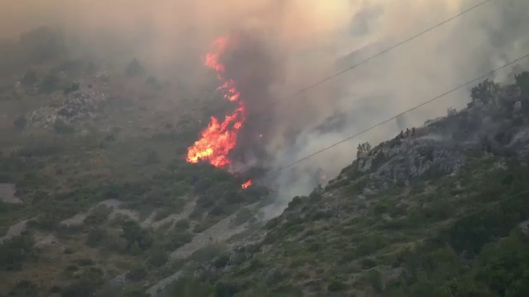 Incendii de vegetaţie în Croaţia. Sute de pompieri se luptă cu flăcările