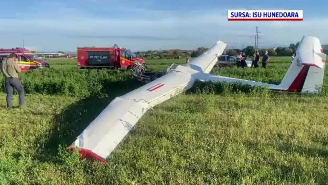 Un pilot de 21 de ani, grav rănit după ce a aterizat forțat pe un lan de lucernă din Deva