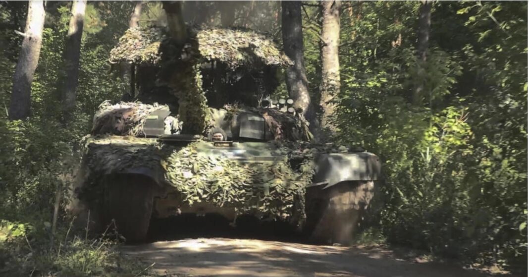 În această fotografie luată dintr-un videoclip difuzat de ministerul rus al apărării pe 17 august 2024, un tanc rusesc T-72B3M conduce într-o locație nedezvăluită în zona de graniță ruso-ucraineană din regiunea Kursk a Rusiei