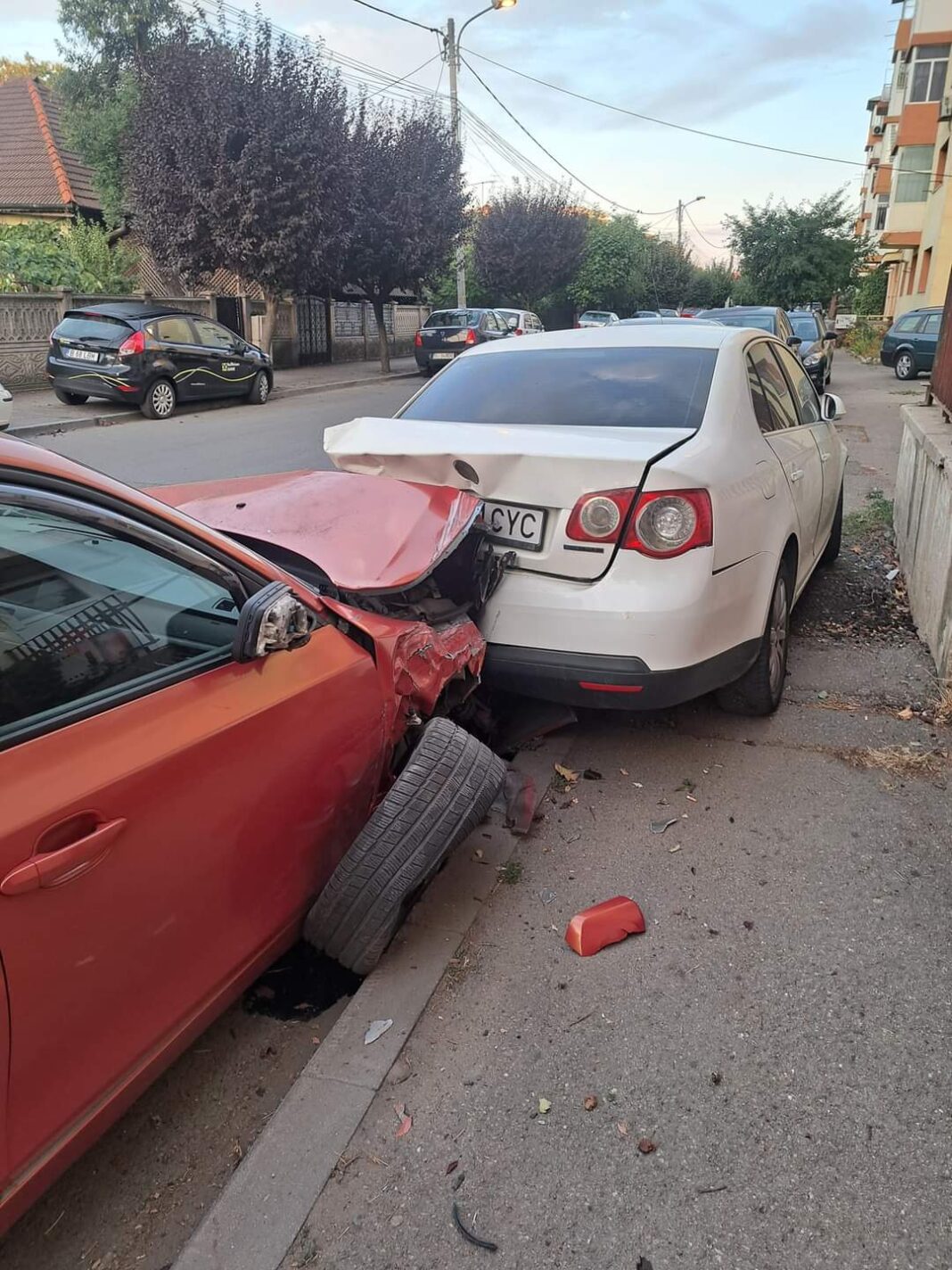 Tânărul, de 20 de ani, care era băut și nu avea permis de conducere, a lovit 7 mașini