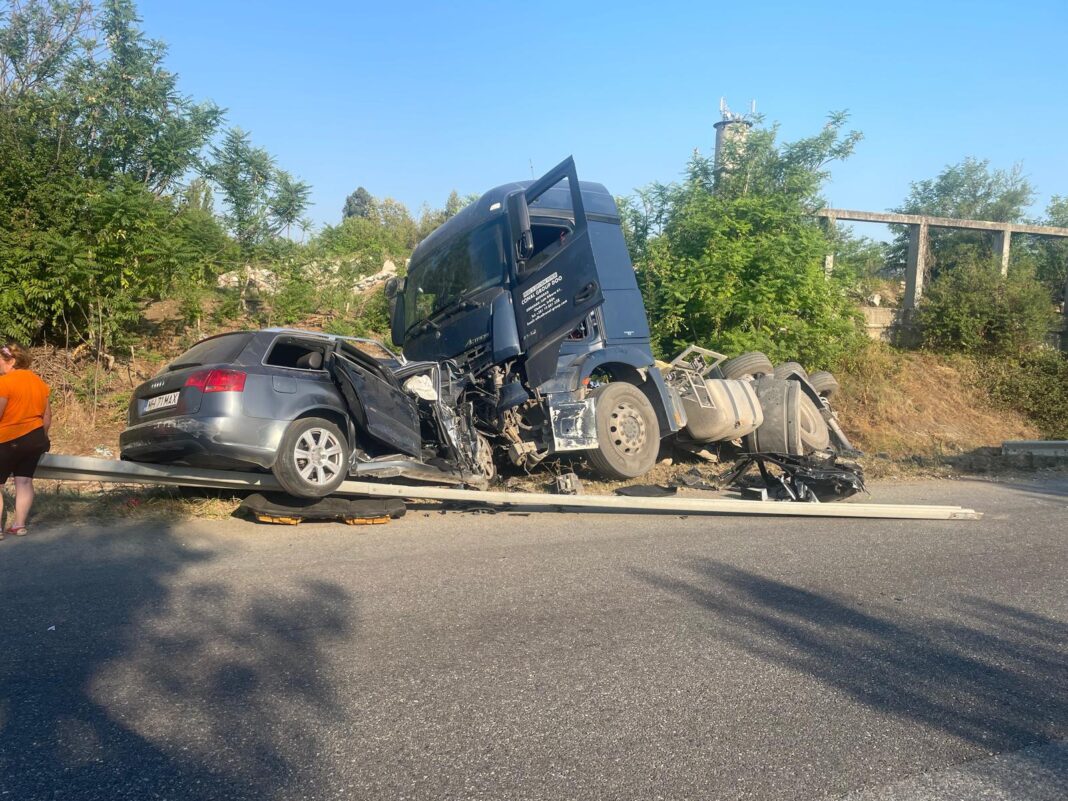 Din accident a rezultat decesul conducătorului autoturismului și a unui alt tânăr de 18 ani