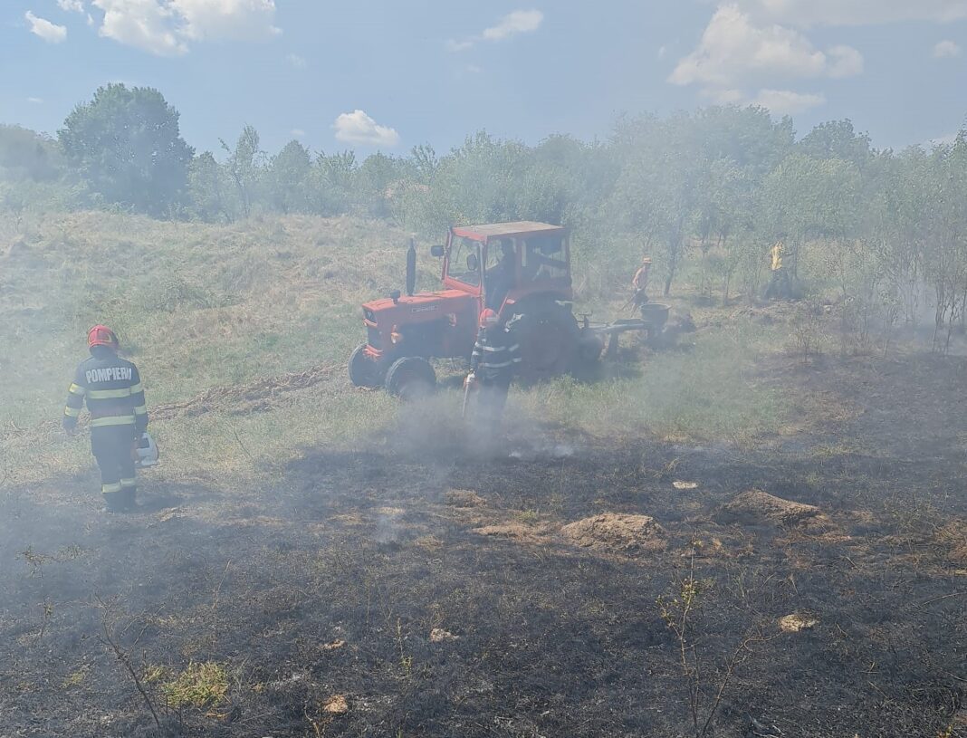 Persoană cu arsuri de gradul I, în urma unui incendiu de vegetație uscată