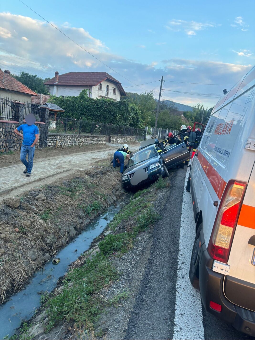 Vâlcea: Trei răniţi după ce un autoturism a intrat în şanţ, la Bujoreni