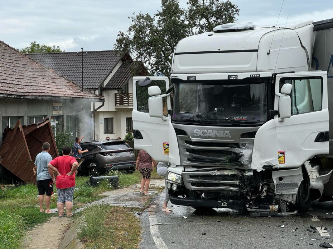 Un şofer a murit după ce a intrat cu maşina într-un TIR, apoi a ricoşat într-un magazin