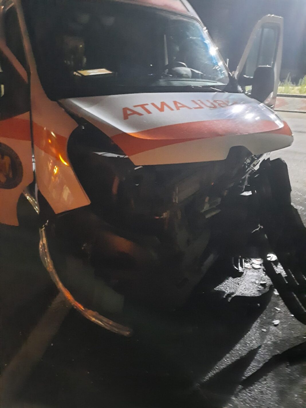 Vâlcea: Tânăr rănit după ce o ambulanţă a intrat în coliziune cu un autoturism