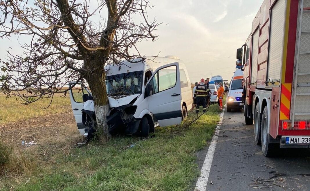 Doi răniți după ce un microbuz a intrat într-un copac în urma ciocnirii cu un autoturism