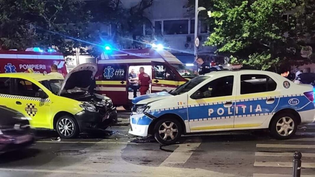 Doi răniți după ce o mașină de poliție s-a ciocnit cu un autoturism, apoi a lovit doi pietoni și un taxi