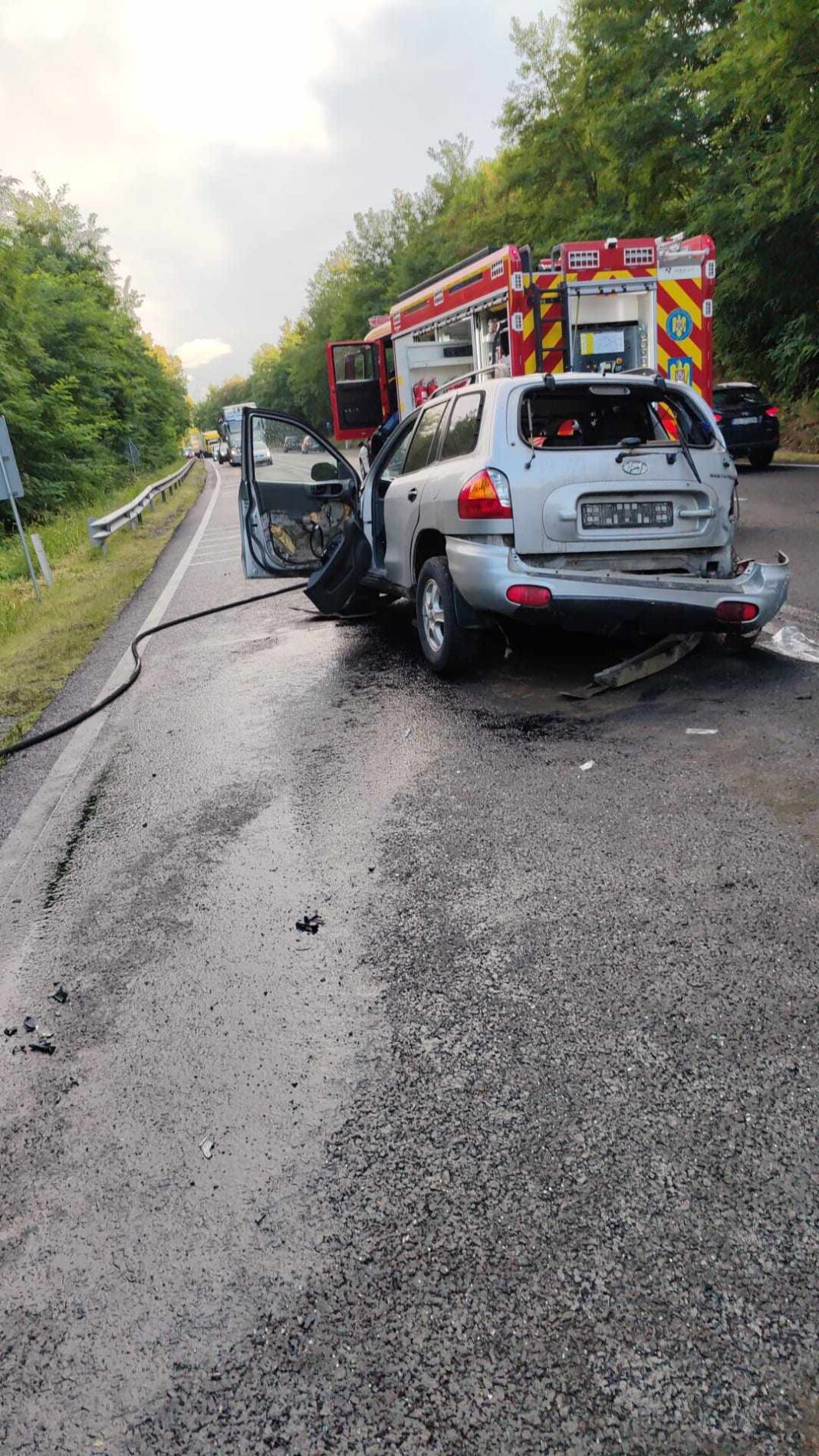 Trei răniți după ce o șoferiță a intrat pe contrasens și a lovit altă mașină