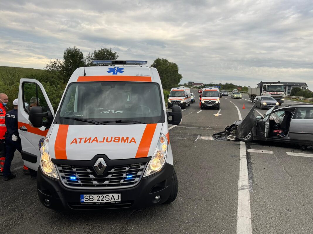 Patru răniţi după ce un autoturism a fost lovit de o mașină de gunoi al cărei șofer nu a acordat prioritate