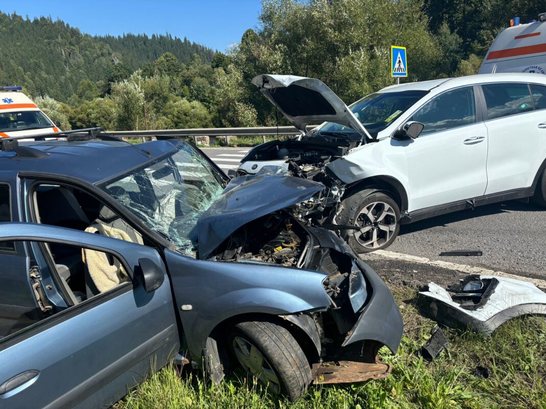 Doi copii și trei adulți, răniți într-un accident cu două mașini