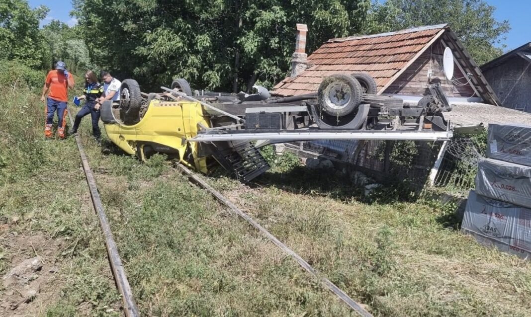 Un șofer a scăpat cu viața după ce autoutilitara pe care o conducea a fost lovită de tren