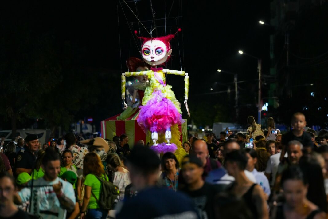 Puppets Occupy Street defilează în premieră în Bulgari