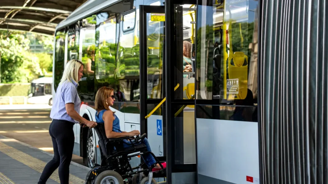 Transport interurban gratuit pentru persoanele cu handicap grav și accentuat