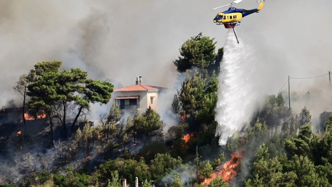 Mai multe localităţi au fost evacuate din cauza unui incendiu izbucnit lângă Atena