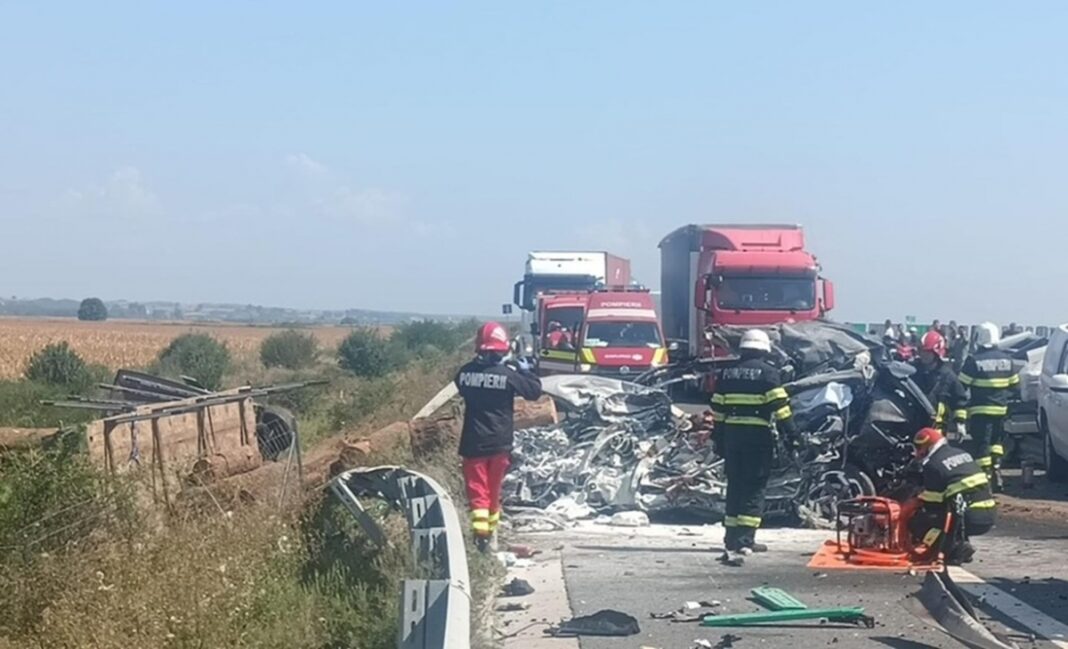 Maşină a Consulatului Ungariei la Bucureşti, lovită de un camion cu lemne intrat pe contrasens. Şoferul a murit