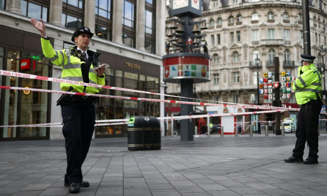 O fetiţă şi o femeie au fost înjunghiate de un bărbat în Leicester Square din Londra