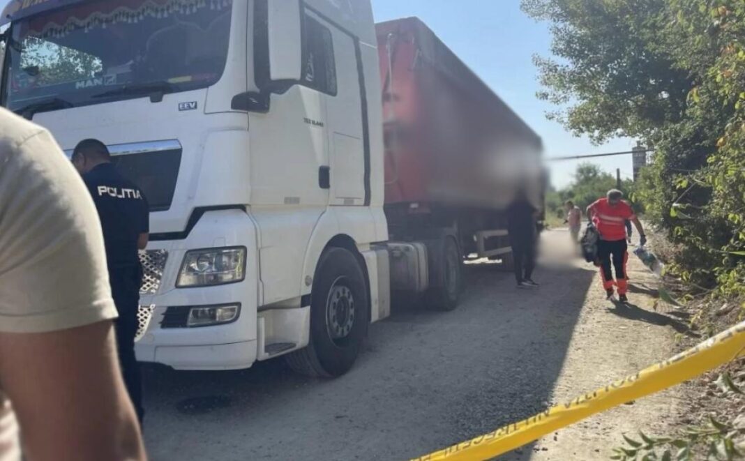 Şofer de TIR mort electrocutat după ce a atins cu bena camionului un cablu electric