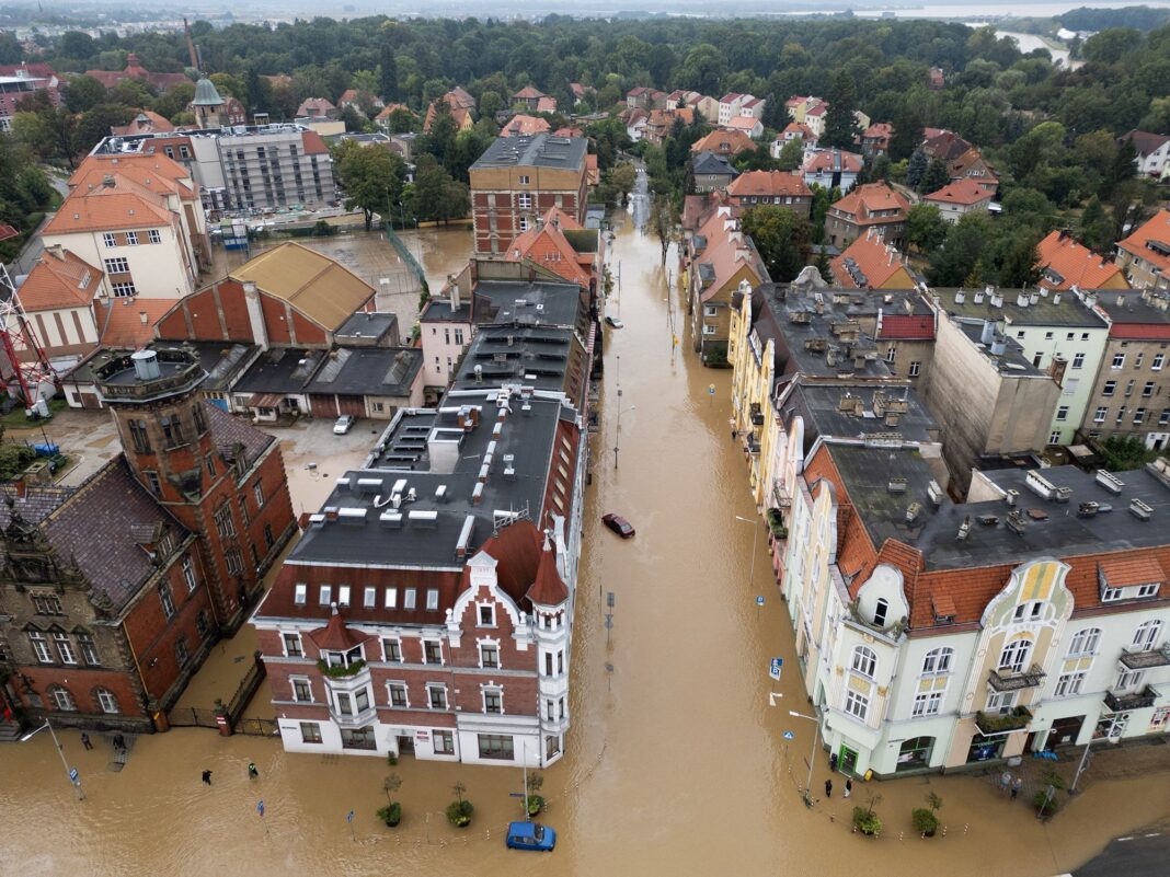 O vedere cu dronă a unei zone inundate din apropierea râului Nysa Klodzka din Nysa, Polonia