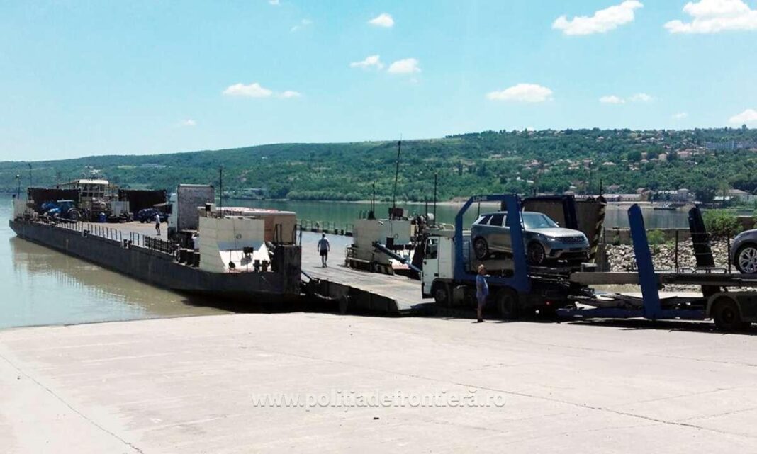 Trafic întrerupt temporar la trecerea cu bacul în PTF Bechet