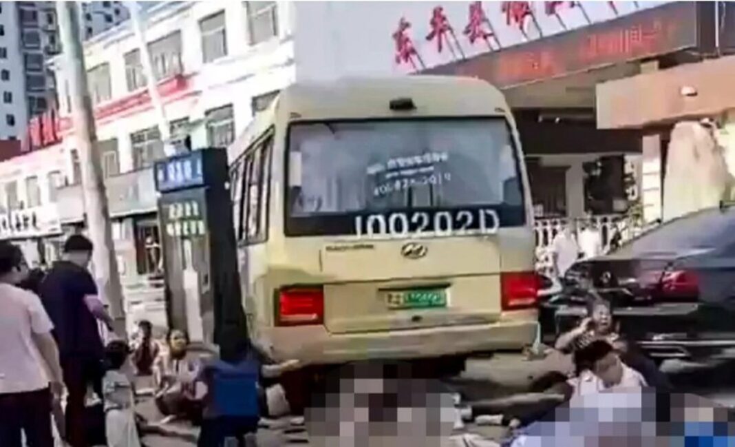 11 morţi în China, după ce un autobuz a lovit un grup de elevi