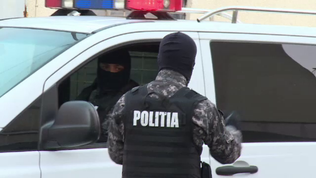 Trei bărbați suspecți de pedofilie, reținuți de polițiști