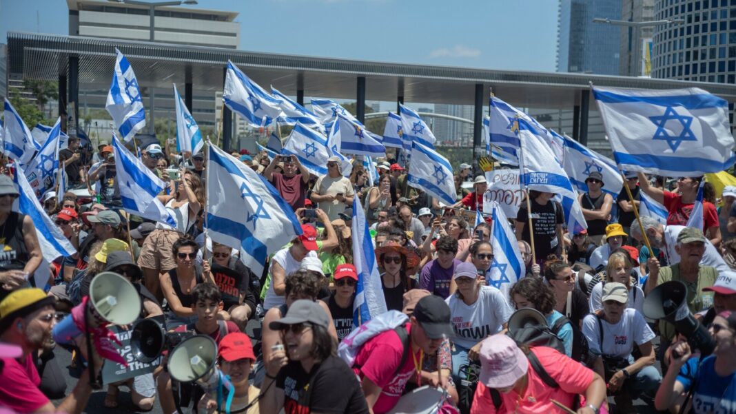 Zeci de mii de persoane au protestat din nou în Israel pentru a cere un acord privind eliberarea ostaticilor