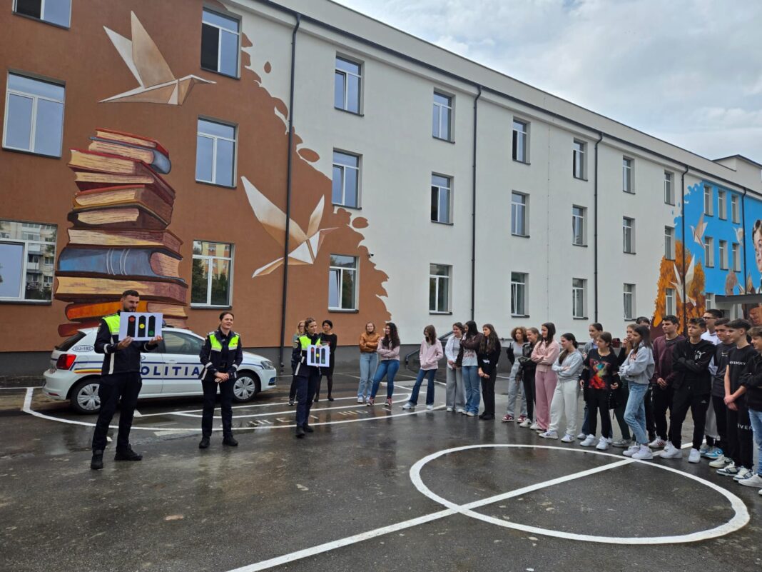 Activităţi educative ale polițiștilor dojeni în mai multe unităţi de învăţământ preuniversitar