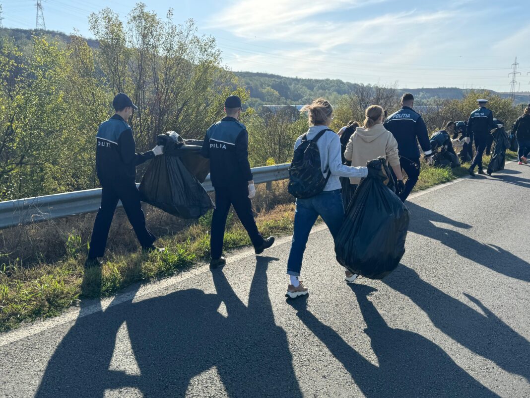 Polițiștii olteni s-au alăturat campaniei „Let's Do It, Romania!”