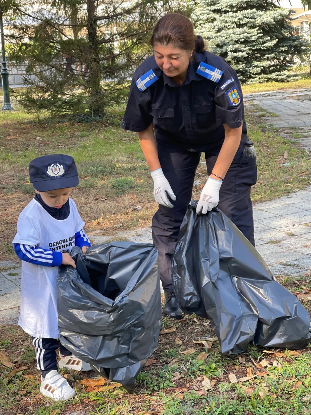 Jandarmii au curățat zona adiacentă a Parcului Dragalina din Drobeta Turnu Severin