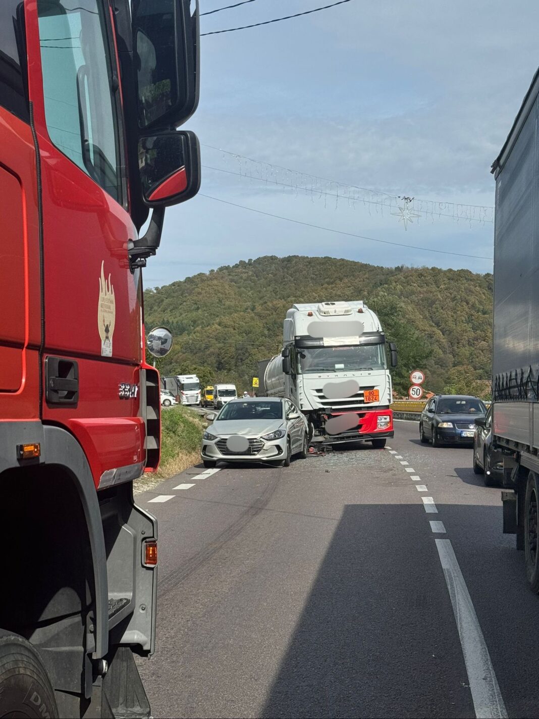 Coliziune între două autoturisme și un autotren în Bujoreni