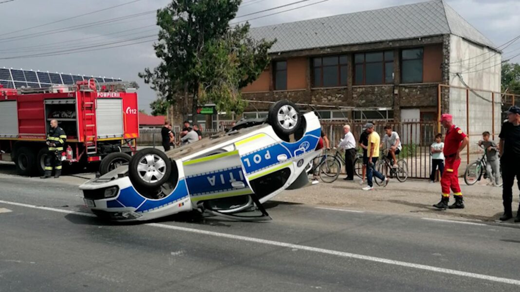 Poliţist rănit după ce autospeciala pe care o conducea a fost lovită de o şoferiţă neatentă