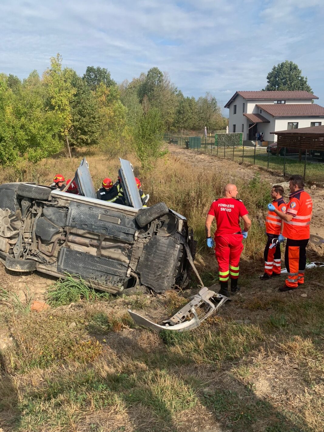 Două persoane, rănite într-un grav accident rutier la Telești