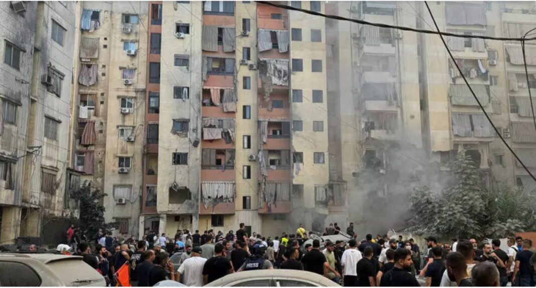 Locuitorii se adună la locul unei lovituri israeliene în suburbiile de sud ale Beirutului, Liban, pe 20 septembrie