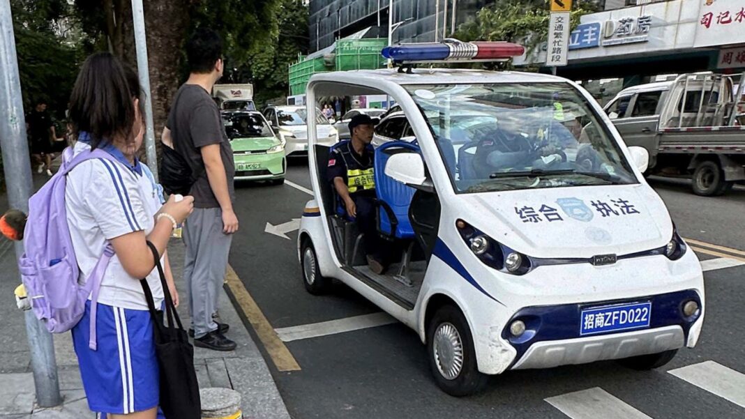 Personalul de securitate sta de pază în apropierea locului unui atac cu cuțitul lângă o școală japoneză din Shenzhen, China, pe 18 septembrie