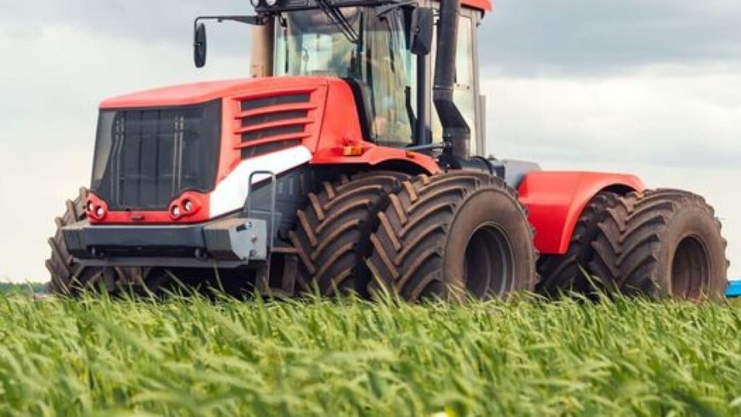 Peste 500 de fermieri primesc bani pentru a-şi cumpăra tractoare sau utilaje agricole noi