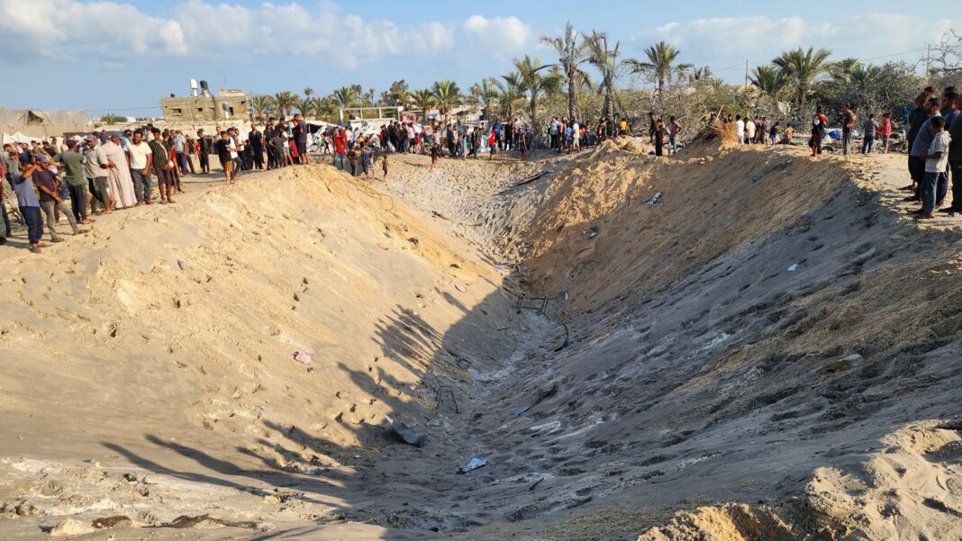 Cel puțin 40 de persoane au fost ucise într-un atac aerian israelian asupra unei tabere de corturi Khan Younis, Gaza, marți (Foto: Hani Alshaer/Anadolu/Getty Images)