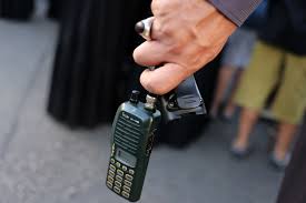 Un walkie talkie marca ICOM a fost distrus de o explozie la o casă de la periferia orașului Baalbek