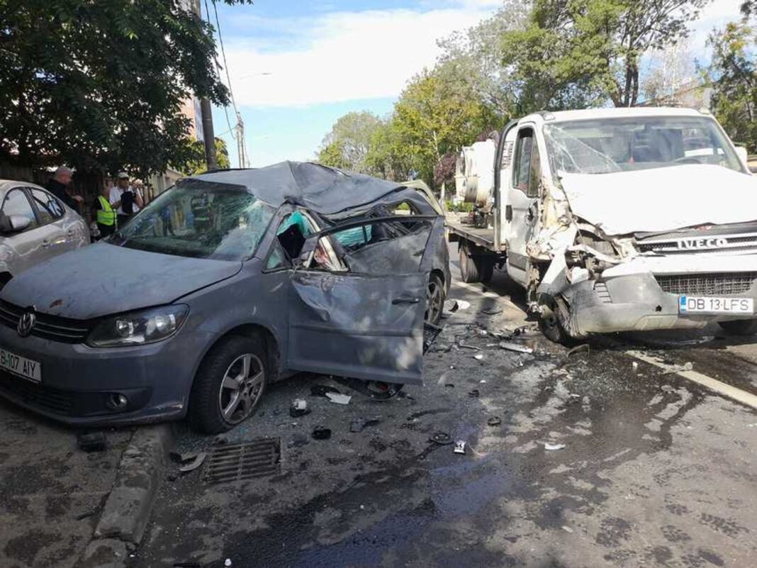 Două persoane au fost rănite într-un accident cu patru maşini implicate